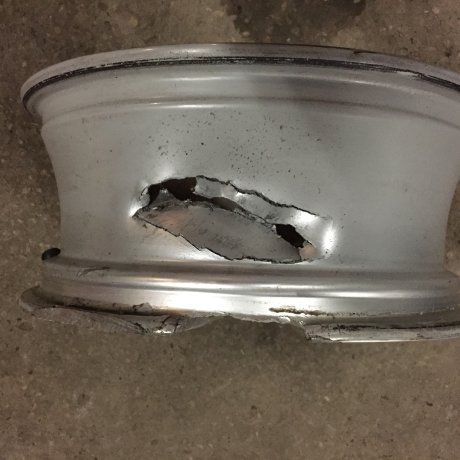 Janta descentrata si rupta  in diferite faze de reparatie