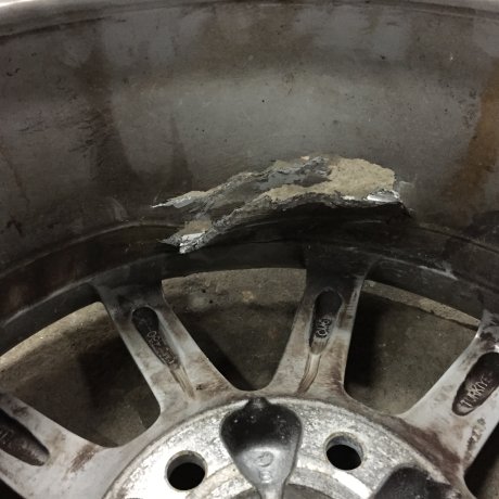 Janta descentrata si rupta  in diferite faze de reparatie