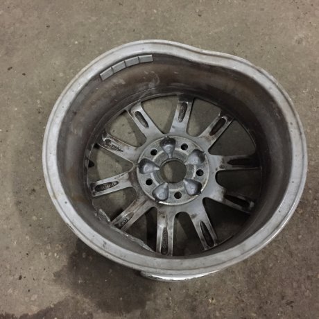 Janta descentrata si rupta  in diferite faze de reparatie