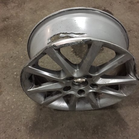 Janta descentrata si rupta  in diferite faze de reparatie