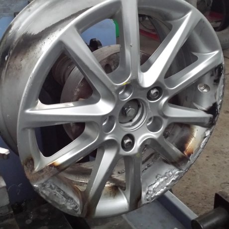 Janta descentrata si rupta  in diferite faze de reparatie